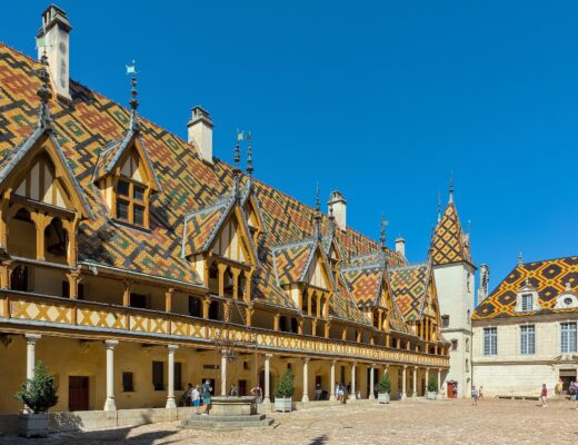 Hospices de Beaune : visite, œuvres et vente des vins en Bourgogne